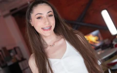 19 岁 tiana blow 的牙齿上还有牙箍，但像熟女一样口交和乱搞！