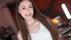 19 साल की tiana blow के दाँतों पर ब्रेसिज़ अभी भी हैं लेकिन चोदने लायक मम्मी की तरह चूसती और चोदती है!