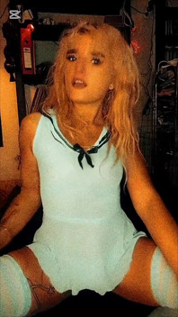 Blonde slet dansend