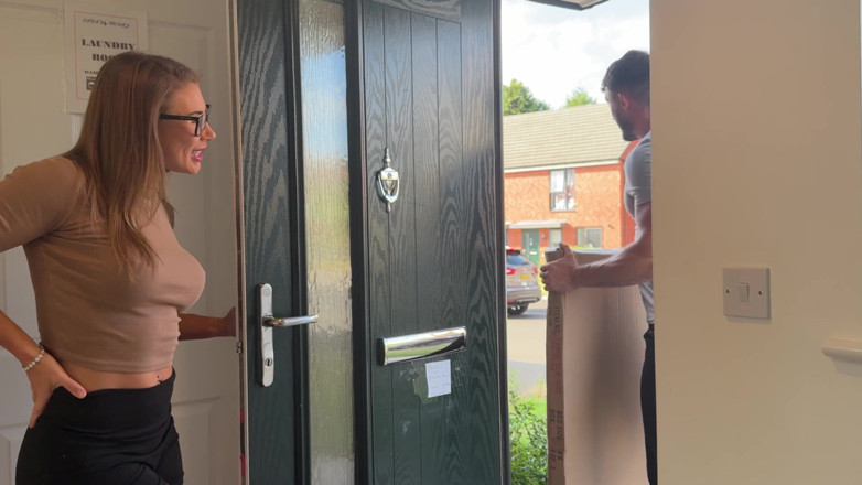 CALLIE ROKS: Băiatul care face livrări ajunge să-i dea o ejaculare facială...