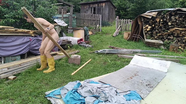 kickerscooter: Naked in the Garden: Dirty Handjob in the Pool