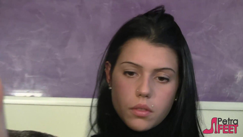 Foot Fetish HD: Petra снимает свои балеринки и показывает педикюр ступням