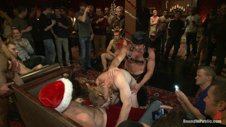 Bound in public: Blake Daniels si sundal percutian