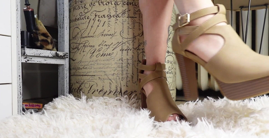 Raven Willow: このつま先のヒールを履いた私の足元を見ると、思わず触りたくなるのはわかります