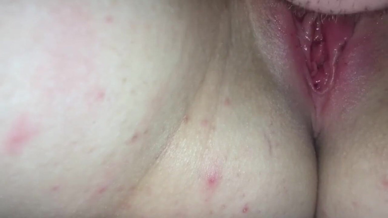 MaybeNatty: Un giovane ragazzo entra dolcemente nella figa vergine della sua...