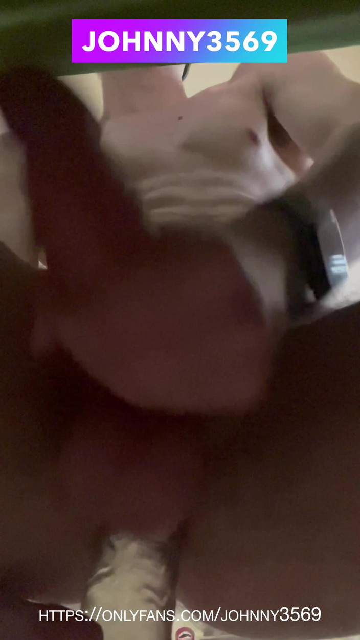 Johnny69227: Il giovane e arrapato pup twink si scopa una figa...