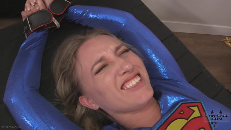 Sinn Sage: Supergirls Super-muschi mit Sinn Sage, Riley reyes