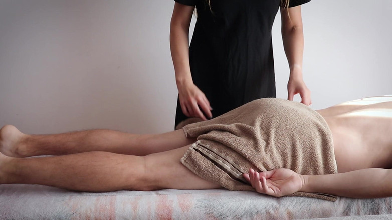 HotCoupleTeam: मैं नियमित रूप से मालिश के लिए जाता हूं, लेकिन यह पहली बार है जब मुझे ऐसा कुछ आया है। मुझे अपनी पत्नी को घर पर क्या बताना चाहिए