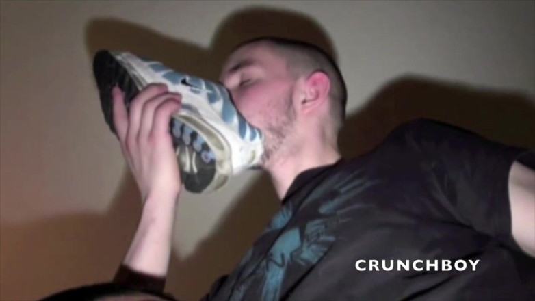 Sneaker gay: Snifing feet and sneakers during sex