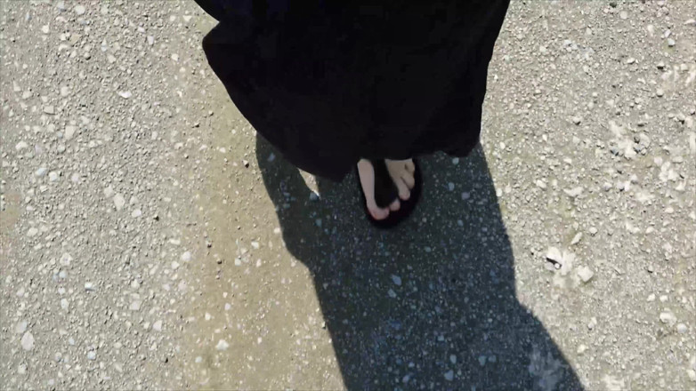 Footfetish: Luar dalam kaftan hitam dan berkaki ayam dalam Birkenstocks hitam