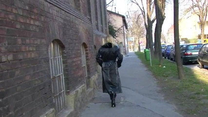 Femdom Austria: Si jalang blonde kencing di jalan bandar