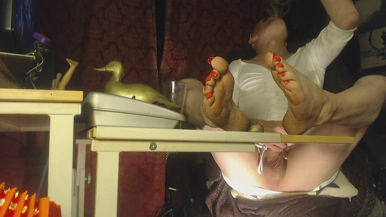 Lilly Disgrace: Uống nước tiểu từ bình bình