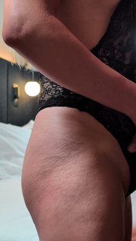 Tgirl Zoe baise le vieux homme sur la bouche et jouit sur sa langue, il mange son sperme
