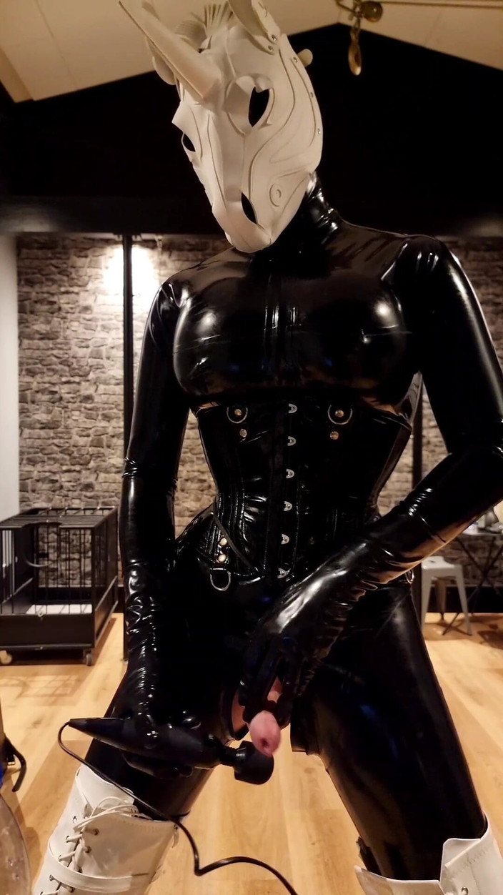 Hooded June: Zauberstab-orgasmus als gummi