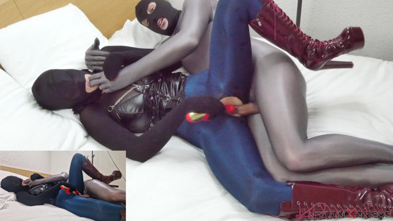 Nylon Xtreme: Nora Fox blauwe nylon sokken en laarzen