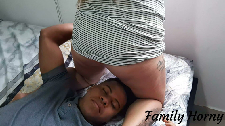 Miller Family: 義理の妹が私の顔の前に自分のアソコを差し出す