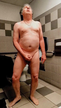 American_nudist: sborro in un bagno pubblico