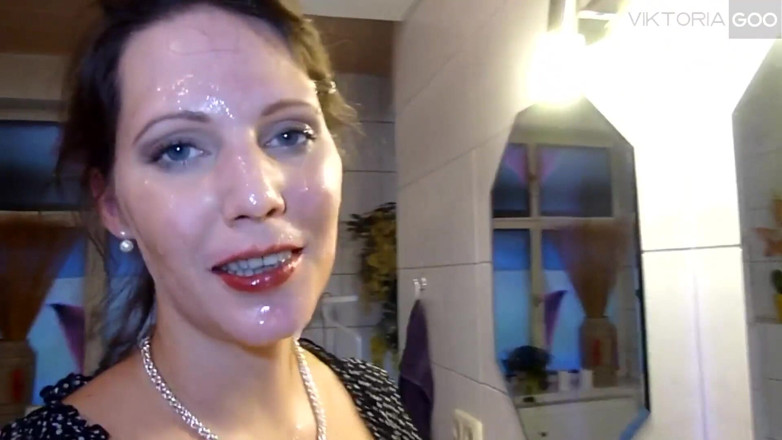 Viktoria Goo: El cornudo de Viktoria Goo filma su orina bebiendo, follada...