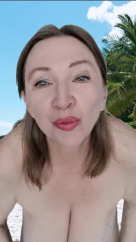 Sexy nonna in bikini provocata da tette enormi