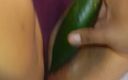 Milfta boohot: Een komkommer in het poesje van een rijpe oma steken