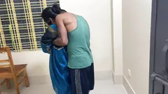 मैंने अपनी सौतेली मम्मी को बाथरूम में अकेले पेशाब करते हुए पाया इसलिए मैंने उसे पकड़ लिया और उसे चोदना शुरू कर दिया