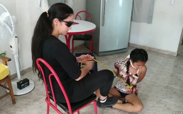 Selfgags Latina Bondage: O Treinamento de Pocahontas