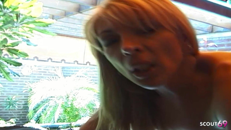 Shemale TS Collection: 金髪の欲求不満なシーメールが太いチンコにきついアナルで突かれる