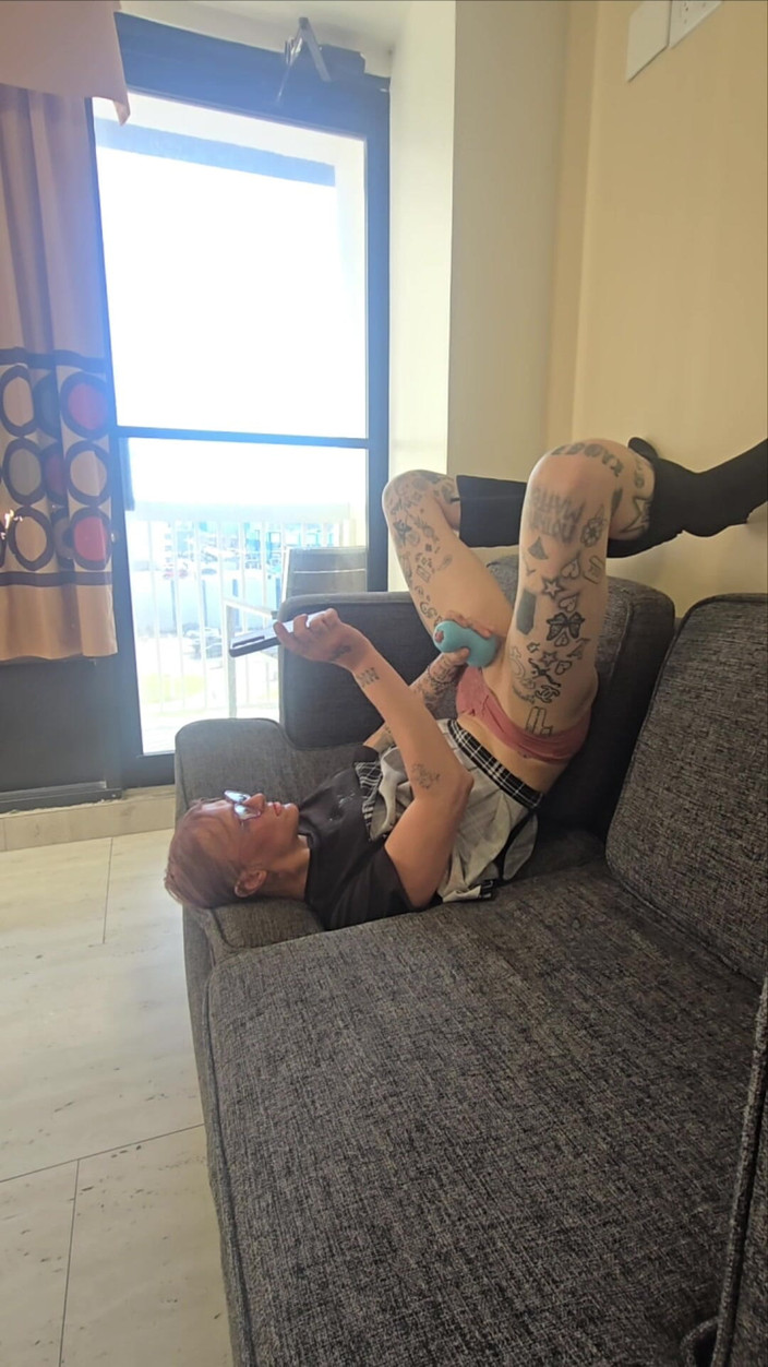 Lynn Kaotik: Шлюшка-транс кончает на ее собственное лицо