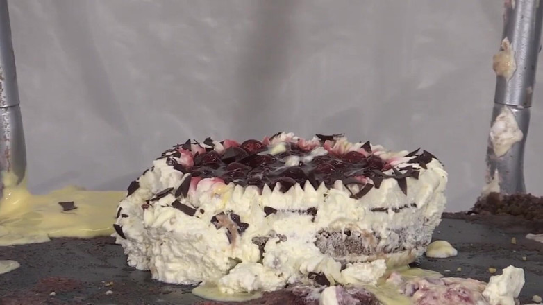 Gunked up girls: Faye Rampton verkloot in cake