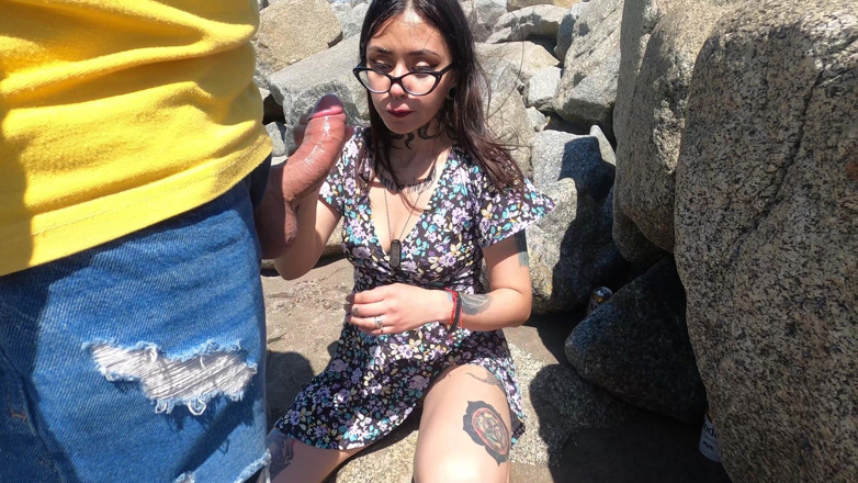 EROTICONLY: Крошка-брюнетка светит публично, затем долбят и кончают на лицо