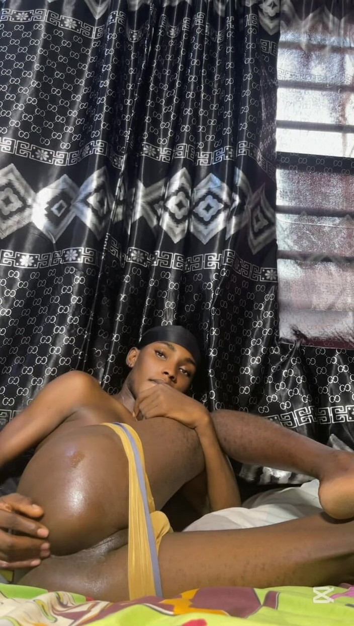 Aded-Toxic: 性感的 twink 独自在家变得1