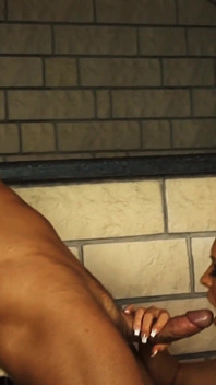 Blue Angel est une serveuse coquine qui baise un inconnu avec une énorme bite !