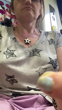 Un Jeu De Chatte Et De Pubien Dans Les Transports En Commun Me Fait Sentir Incroyablement!