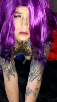 Rozbijem sexy Stella Mae s potetovaným zadkem ve fialové paruce