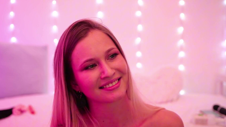 Stella Cardo: La bionda controlla quanto in profondità riesce a inserire le...