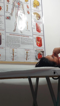Pakar ginekologi melekat dildo dalam pepek, jari dalam pantat dan mengongkek pesakit!