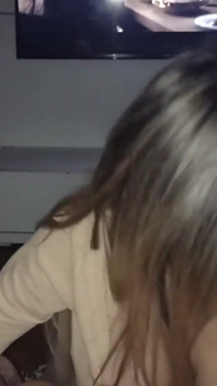 Lul Die Twee Grote Pikken Van Haar Vrienden Zuigt