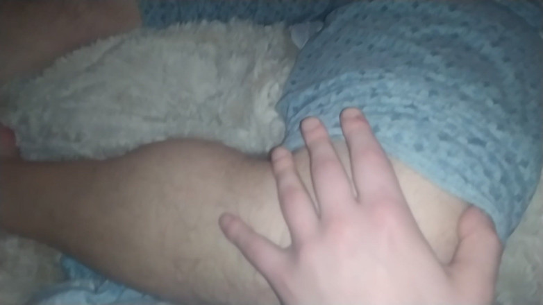 MartyBrady: Twink orso gioca con le gambe e i piedi del...