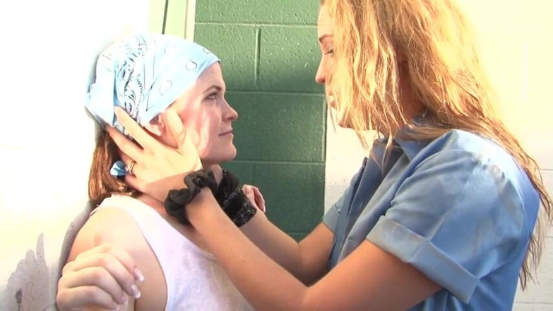 Lesbian Stories: Des lesbiennes mécaniques sexy en action en plein air !