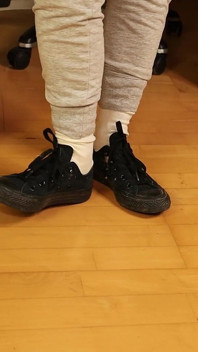 Vuile witte sokken en oude sportschoenen - echt schoenenspel