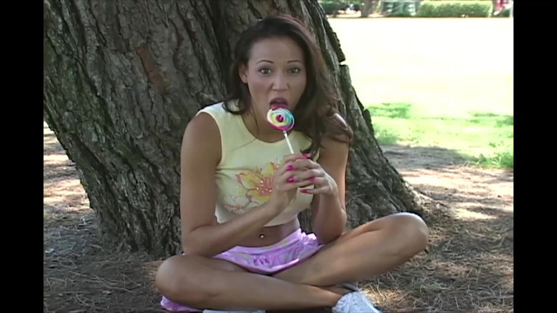 EroticPlanet XXX: 拉丁女郎不穿内裤在楼梯上走在他面前，他变得饥渴