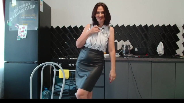 ANGELA_LADY: Sacude su trasero en la cocina mientras cocina