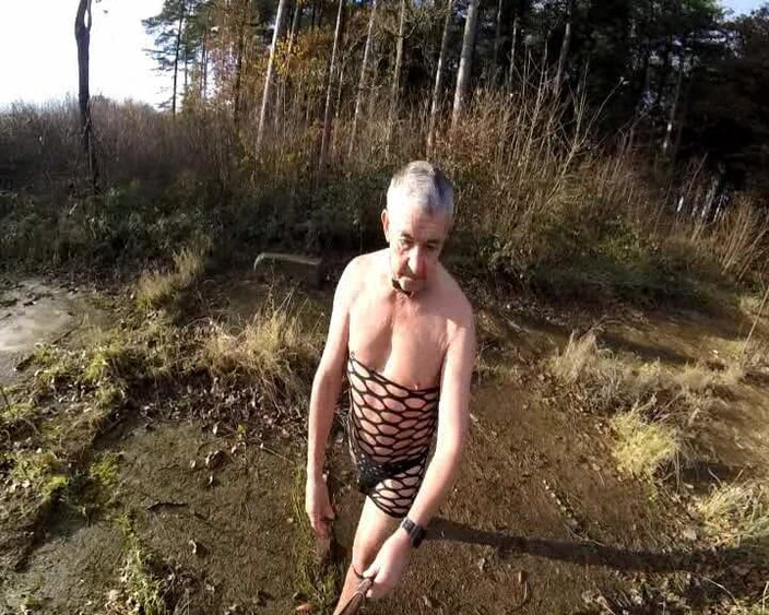 Andy: Sissy outfit gammal byggnad