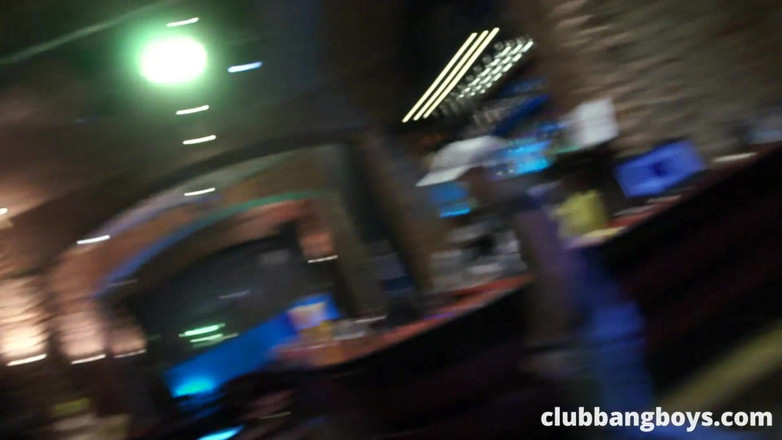 Club Bang Boys: Stripteuza blondă o ia razna