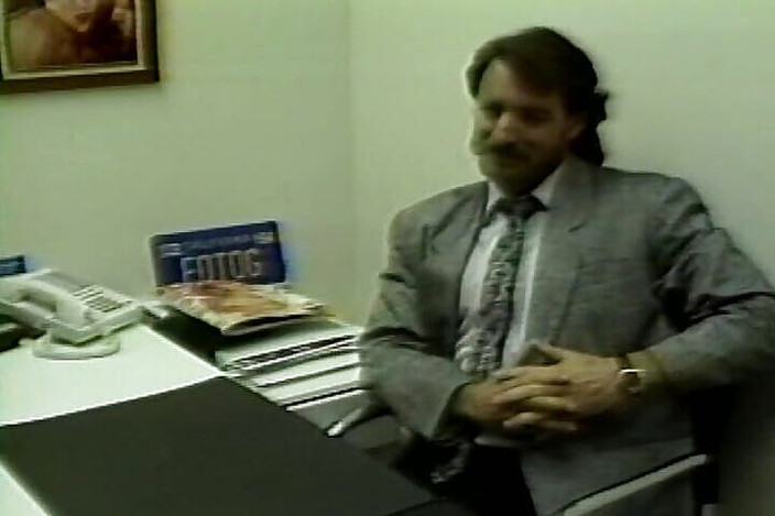 Lovers Of Vintage: Kancelářská sekretářka šuká na jejím stole po práci