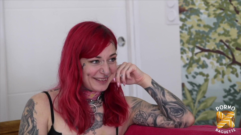 Porno Baguette: Sya, hermosa pelirroja, quiere follar todo el día