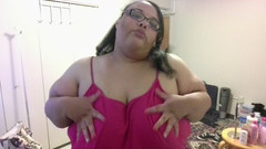 Jessica pigslut: Lubrificando meus peitos grandes e gordos