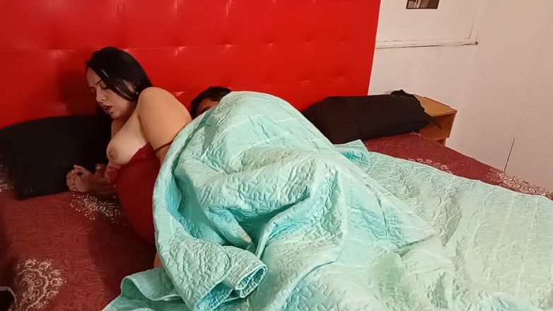 BBW Kelly Mom: Мачеха с большой задницей делит постель с пасынок с большим членом