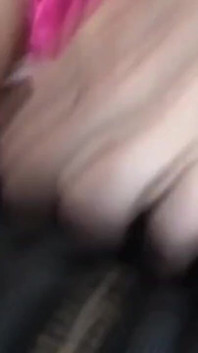 两个喜欢越轨的淫荡荡妇在车里吮吸坚硬的鸡巴