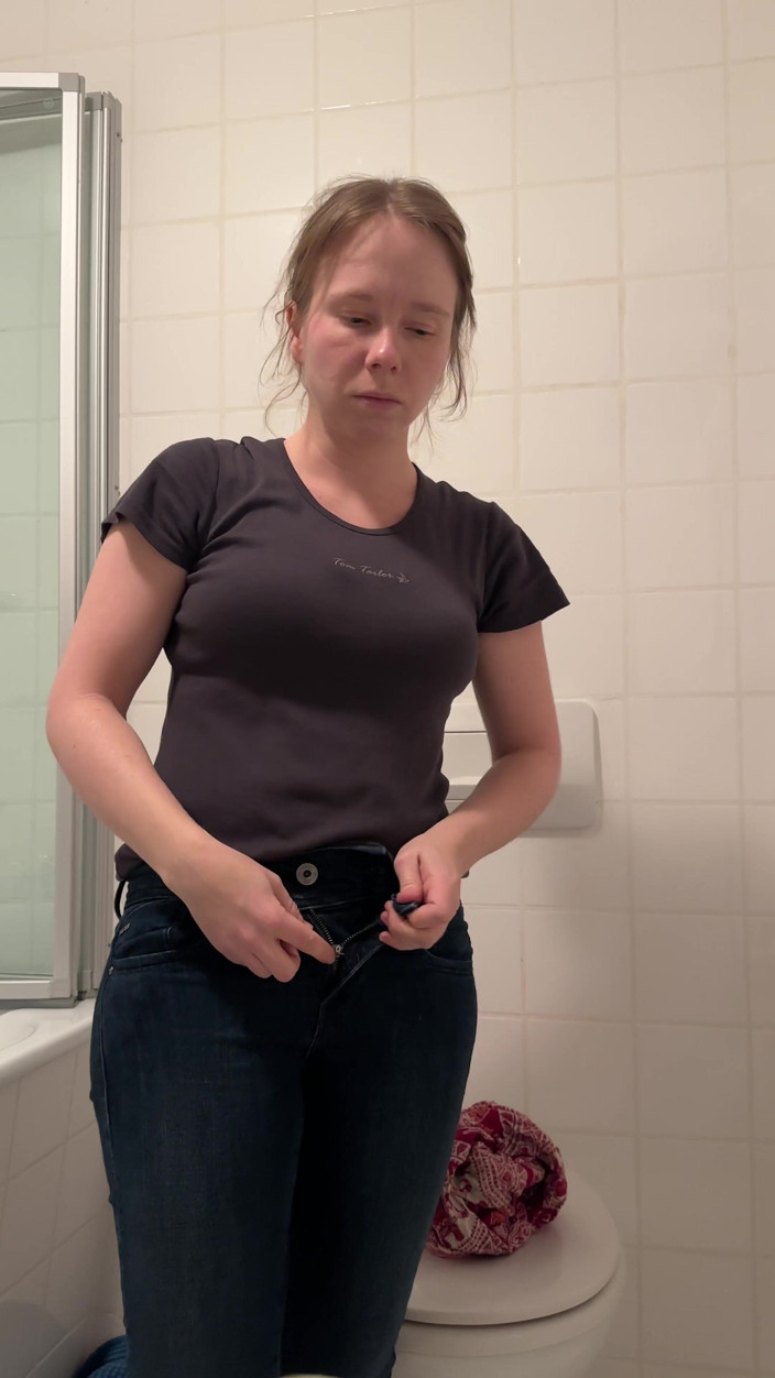 SweetLucy96: เพลิดเพลินกับตัวเองในห้องน้ำ